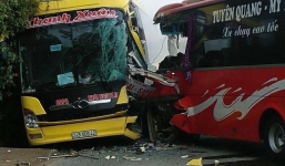 Hai xe khách đấu đầu, hành khách phá cửa kính thoát ra ngoài