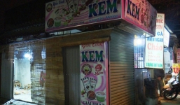 Người đàn ông tẩm xăng, quấn chăn định ép bạn gái cùng tự thiêu