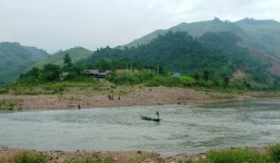 Chơi một mình ở nhà bà ngoại, bé trai 3 tuổi mất tích bí ẩn không dấu vết