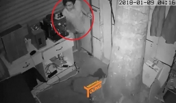 Clip: Đạo chích khoét vách tường, chui vào nhà trộm tài sản lúc sáng sớm