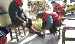 Cần mẫn đánh giầy hơn 20 năm, người mẹ mua được 3 nhà cho con trai