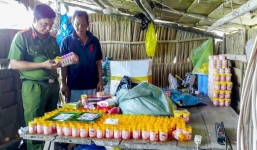 Bắt quả tang cơ sở sản xuất mỹ phẩm giả từ hóa chất trôi nổi ở Vĩnh Long