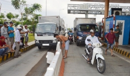 Sau giảm phí, tài xế tiếp tục gây hỗn loạn tại trạm BOT Sóc Trăng