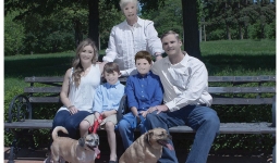 Thuê thợ chuyên nghiệp về chụp ảnh, gia đình nhận lại... poster phim kinh dị!