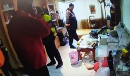 Bố mẹ đi làm xa, bé trai 3 tuổi bị khoá trong nhà cạnh thi thể ông bà suốt 2 ngày