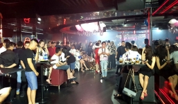 TP.HCM: Bắt quả tang 2 tiếp viên mặc bikini múa cột trong quán bar