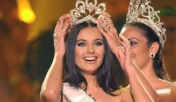Những vụ Hoa hậu bị tước vương miện trên thế giới: Kẻ lộ ảnh nude, người bị phát hiện có chồng con