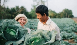 Ra mà xem cặp 'bố mẹ yêu thương nhau giữa mùa bắp cải' hot nhất MXH - 25 năm sống dưới túp lều tranh giận nhau đúng 1 lần