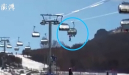 Bé trai bất ngờ rơi thẳng xuống mặt đất khi đang ngồi cáp treo