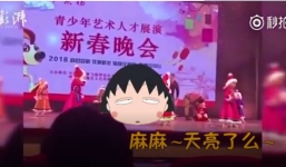 Bé gái lăn ra ngủ khi đang biểu diễn hăng say trên sân khấu