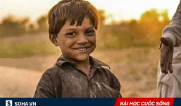 Chỉ có tờ tiền lẻ nhàu nát, cậu bé bất ngờ mua được chiếc xe đạp vì lý do ngoài dự tính