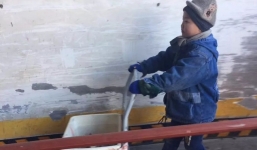 Mẹ tái giá, bố bặt vô âm tín, bé trai 6 tuổi phải đi giao hàng giữa trời đông để kiếm sống