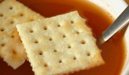 Vì sao hầu hết bánh quy đều tồn tại những chiếc lỗ nhỏ li ti? Lý do hoàn toàn bất ngờ