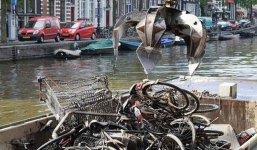 Câu xe đạp như câu cá trên kênh rạch ở Hà Lan: Thành quả 15.000 chiếc/năm 