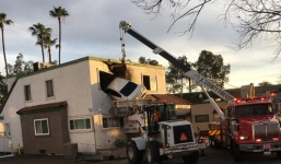 TNGT hy hữu:  Xe chồm qua dải phân cách, 'bay' lên tầng 2 tòa nhà