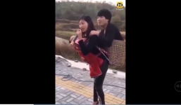 Hình ảnh người vợ vừa cõng chồng, vừa bế con đi hát rong kiếm sống đang thu hút cư dân mạng