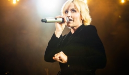 Nữ ca sĩ nhóm nhạc The Cranberries đột tử ở tuổi 46