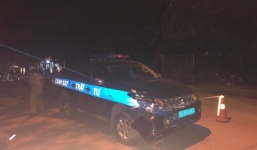 Xe máy va chạm với xe biển xanh của cảnh sát, đôi nam nữ thương nặng