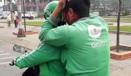 Xe ôm truyền thống cầm gậy đánh hội đồng tài xế GrabBike vỡ đầu