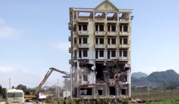 Máy xúc suýt thành sắt vụn khi phá dỡ lâu đài của trùm ma túy Tàng 'Keangnam'