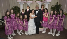 Cặp vợ chồng trói và giam giữ 13 đứa con suốt nhiều năm, cả khu phố bàng hoàng khi không ai biết chuyện