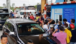 Cắm biển 'cấm dừng xe quá 5 phút' tại các trạm BOT để tránh tắc dịp Tết