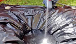 Cô gái đào hố nhỏ trong vườn rồi trải túi bóng đen và đổ nước vào, kết quả thật bất ngờ