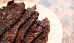 Cho thịt bò vào nồi cơm điện, hơn 40 phút là có mẻ bò khô cay cay, thơm lừng góc bếp