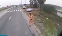 Xác minh vụ CSGT giẫm chân lên vật nghi là tiền trên quốc lộ