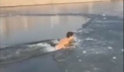 Bơi dưới mặt nước đóng băng, người đàn ông suýt chết ngạt vì không tìm ra chỗ ngoi lên