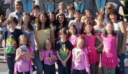 Bố mẹ Mỹ xiềng xích 13 con gây chấn động: Cô gái 17 tuổi nhỏ xíu như trẻ lên 10