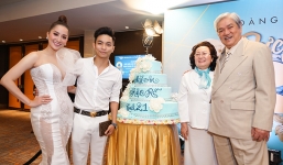Khánh Thi lộ bụng bầu lùm lùm đi dự tiệc cùng gia tộc nhà Phan Hiển