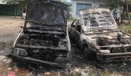 Đốt rác bất cẩn, 2 'xế hộp' bị thiêu rụi ở TP.HCM