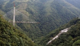 Cầu treo trên vách núi cao chót vót gãy vụn, nhiều người thương vong