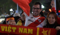 Người hâm mộ đổ ra Hồ Gươm mừng chiến tích của U23 Việt Nam