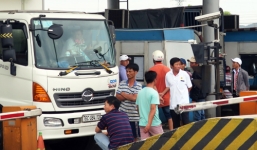 Yêu cầu cắm biển'Cấm dừng xe quá  5 phút' qua trạm BOT