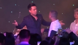 Tuấn Hưng sốc khi bị người lạ hùng hổ giật micro ngay trên sân khấu