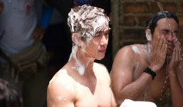 Lý Hải hé lộ cảnh tắm chung của bộ ba Huy Khanh, Kiều Minh Tuấn và Song Luân