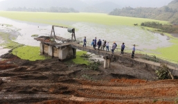 Gãy trục phai xả tràn, nước hồ thải nhà máy tuyển quặng tràn vào nhà dân