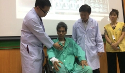 Hi hữu: Bác sĩ dùng tay bóp tim cứu sống bệnh nhân đang nguy kịch