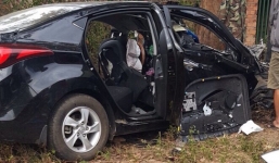 Xế hộp đấu đầu kinh hoàng với xe tải, 5 người thương vong