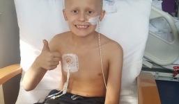 Cậu bé ung thư chiến đấu giành giật sự sống từng ngày để kịp gặp mặt em gái mới sinh trước khi qua đời