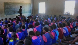 Ở nơi băng vệ sinh đắt bằng cả ngày lương, cứ 'đến tháng' các thiếu nữ phải nghỉ học cả tuần vì xấu hổ