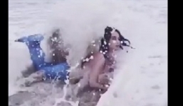 Angela Phương Trinh bất ngờ bị sóng đánh 'sấp mặt' khi tạo dáng nàng tiên cá