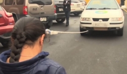 Thiếu nữ 16 tuổi dùng tóc để kéo xe nặng 2 tấn