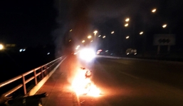 Thanh niên đốt xe máy, nhảy sông tự tử rồi bơi vào