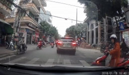 Một nụ cười và cái gật đầu xin đường của người phụ nữ đi xe máy khiến dân mạng ấm lòng ngày gần Tết