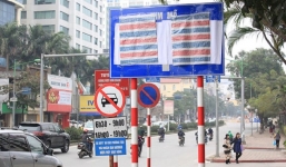 Vì sao Hà Nội dùng nylon bịt kín hàng loạt biển báo trên phố?