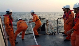 Vượt sóng dữ, xuyên đêm để giải cứu 10 ngư dân Nghệ An gặp nạn trên biển 