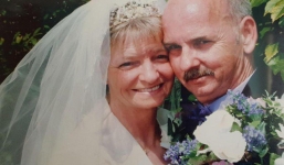 Đau đớn khôn cùng vì vợ qua đời, một giờ sau người đàn ông đón nhận điều kỳ diệu